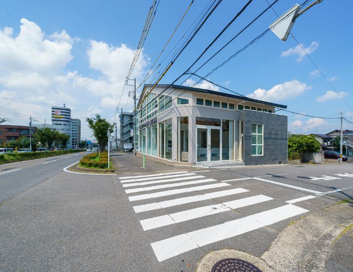 広々とした駐車場とバリアフリー設計